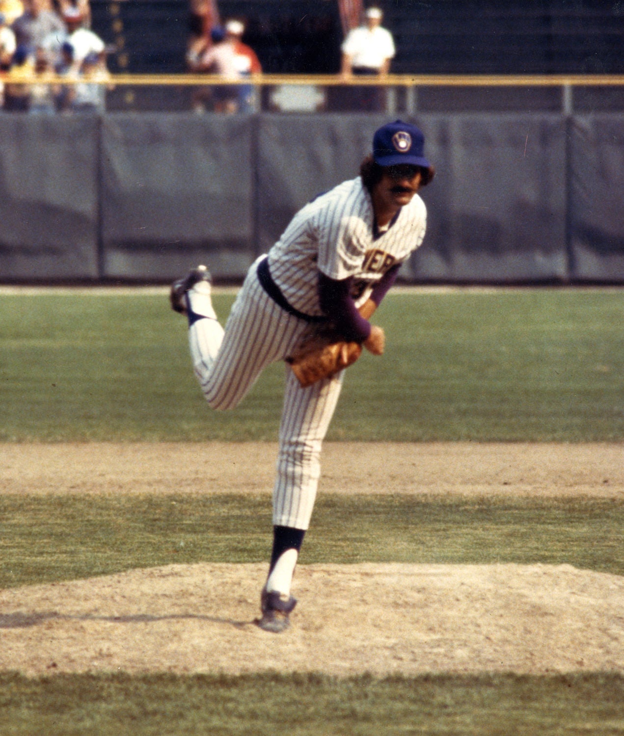 Rollie Fingers the first pitcher to record 300 saves Baseball
